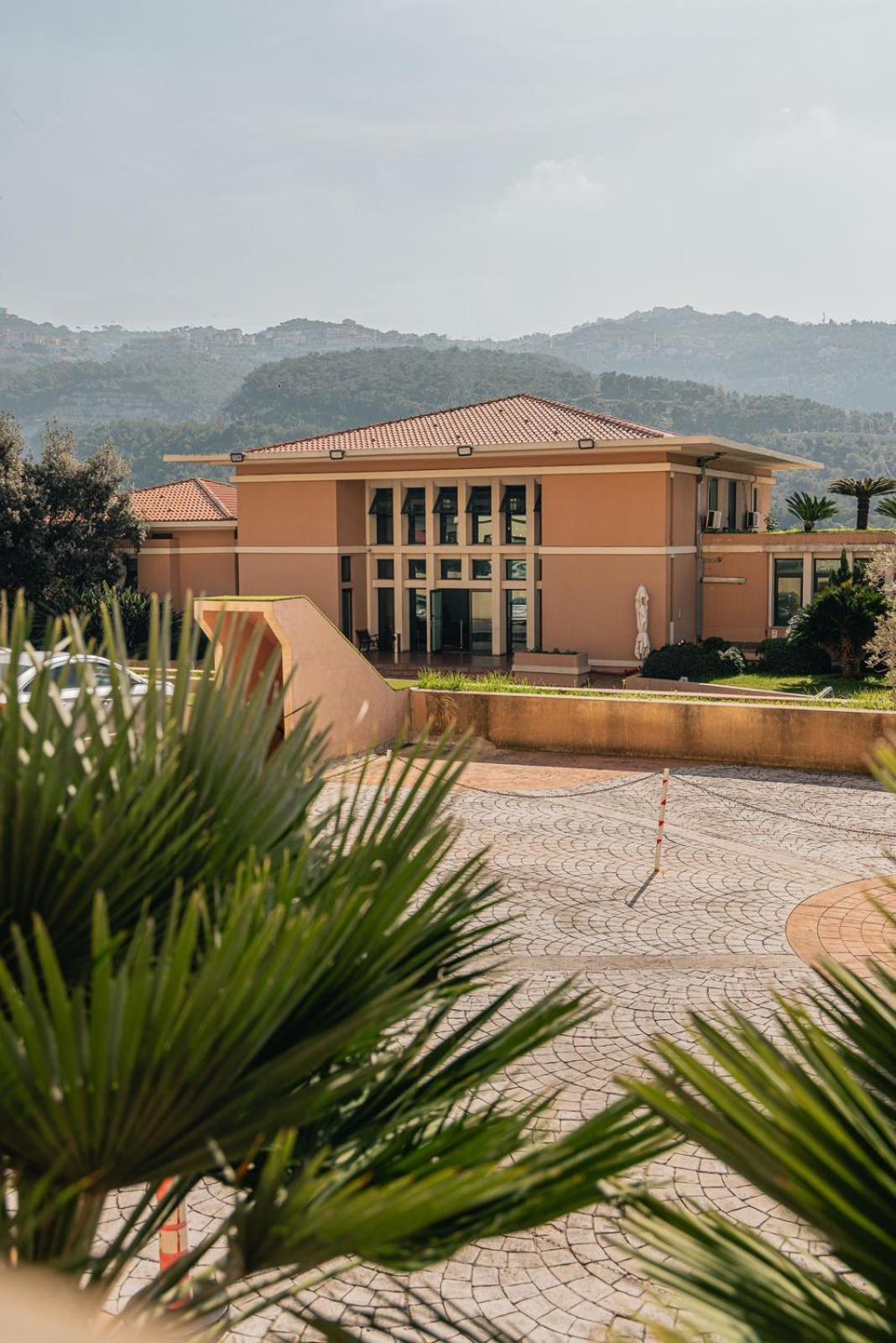 Country Lodge Hotel & Resort Beirut Ngoại thất bức ảnh